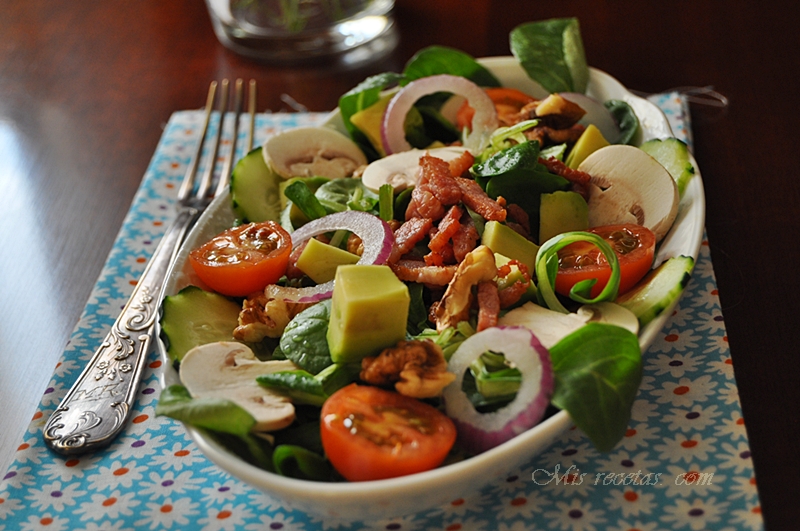Salad of avocados and mushrooms with beicón